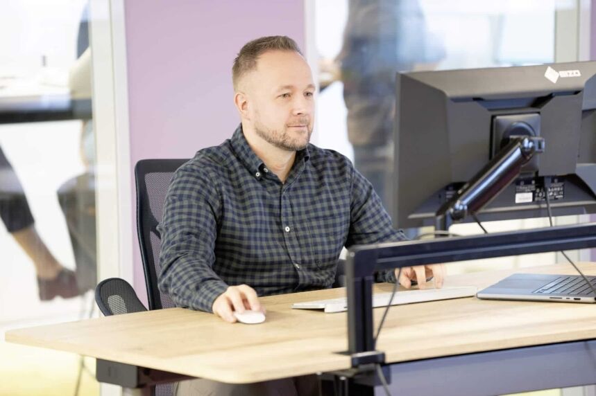 scompler-mitarbeiter-konzentriert-im-munchen-office-am-arbeitsplatz (1) 13 scompler employee focused at workstation 1 in the Munich office